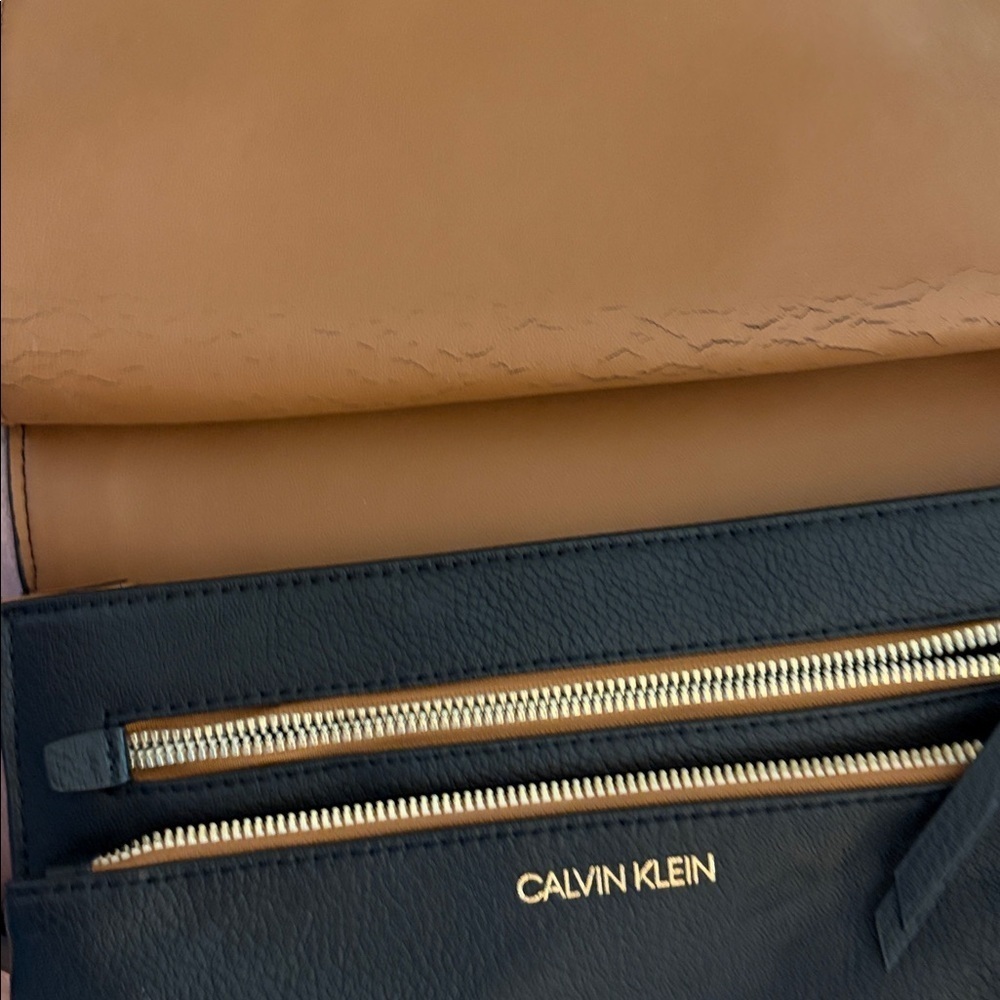 Calvin Klein pebbled leather black cross body bag, adjustable strap. - Picture 4 of 10